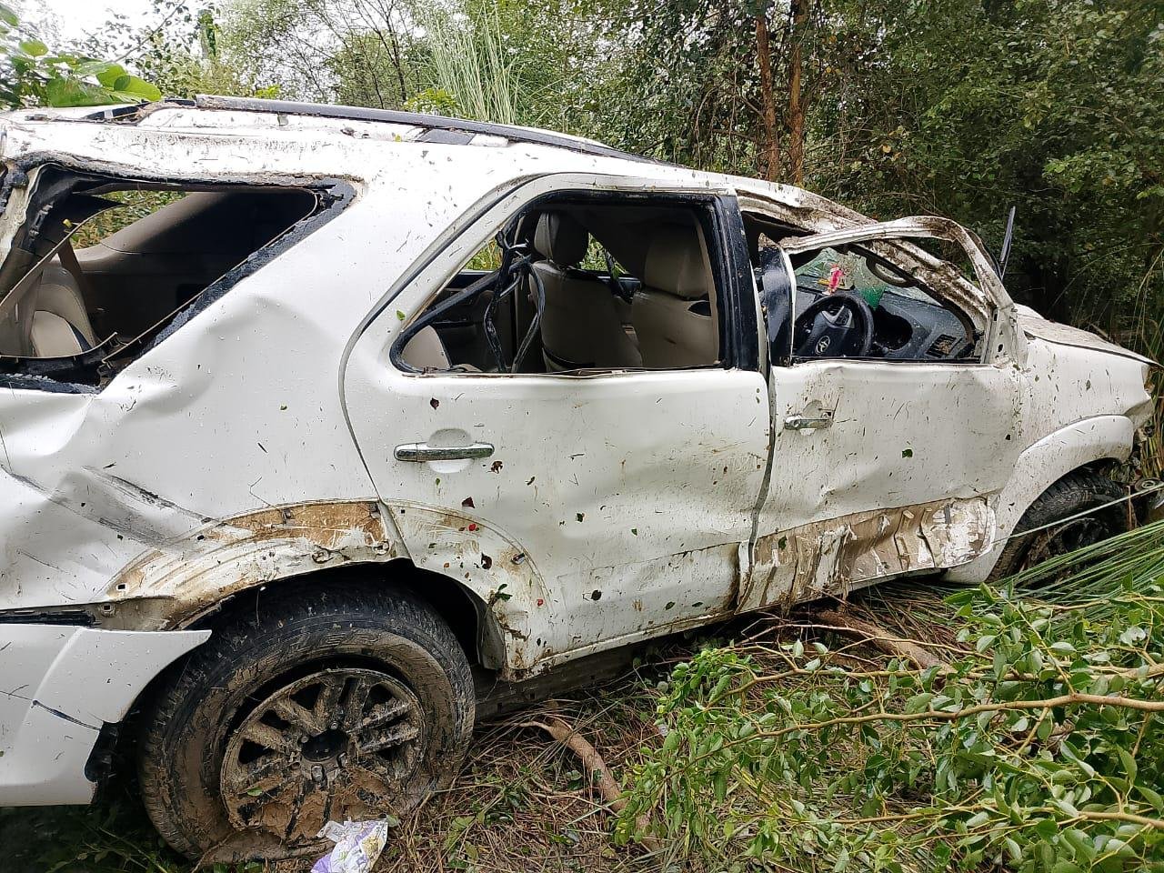 पूर्वांचल एक्सप्रेसवे पर फॉर्च्यूनर पलटी,एक की मौत,पांच घायल, दो माह की बच्ची सुरक्षित