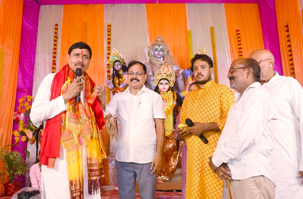 पहितीपुर बाजार में कृष्ण कुमार पांडेय ने दुर्गा प्रतिमा का किया अनावरण