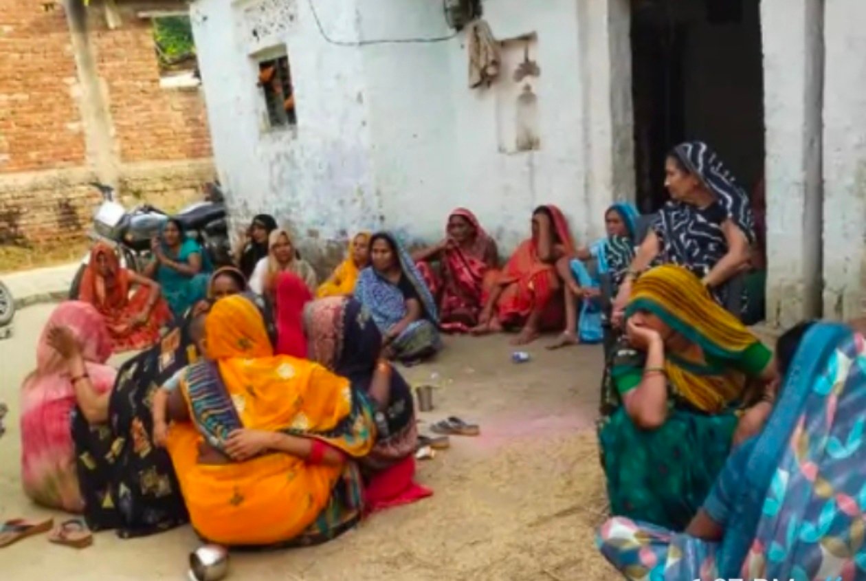 पेड़ से संदिग्ध परिस्थितियों में लटकता मिला युवक का शव,मचा हड़कंप
