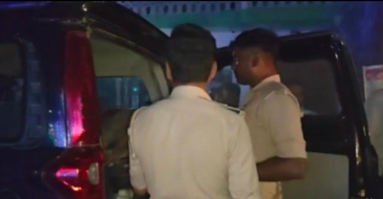 रामनगर में भीषण सड़क हादसा: खड़ी स्कॉर्पियो में ट्रक की जोरदार टक्कर, 6 वर्षीय बालक बाल-बाल बचा