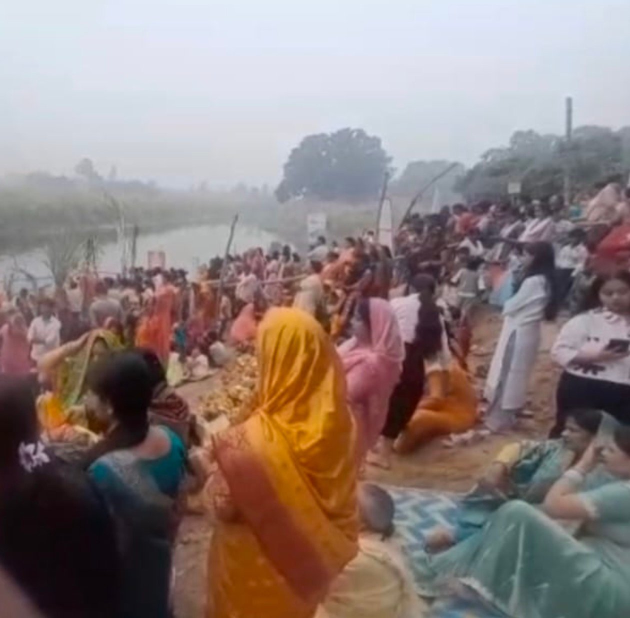 व्रती महिलाओं ने अस्ताचल सूर्य को अर्घ्य देकर मांगा आशीष