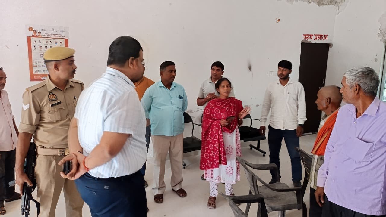 जिलाधिकारी अनुपम शुक्ला ने विभिन्न ग्राम पंचायतों में फार्मर रजिस्ट्री अभियान का किया निरीक्षण