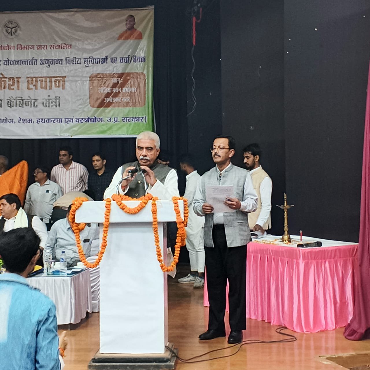 पावरलूम बुनकर प्रतिनिधियों के साथ वस्त्रोद्योग मंत्री राकेश सचान ने की बैठक