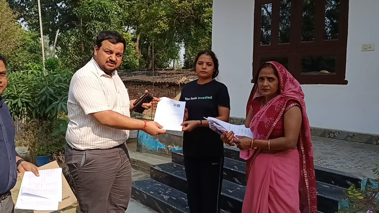 जिलाधिकारी ने गणना प्रपत्र को घर-घर वितरण के स्थिति की ली जानकारी