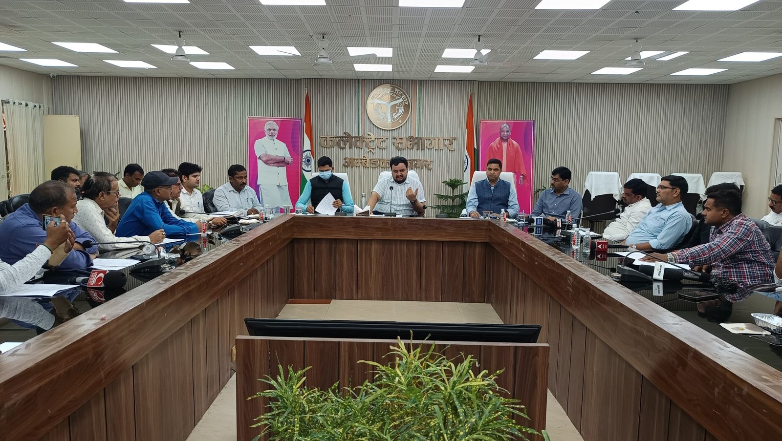 खाद एवं बीज की उपलब्धता एवं वितरण के संबंध में जिलाधिकारी ने की प्रेस वार्ता