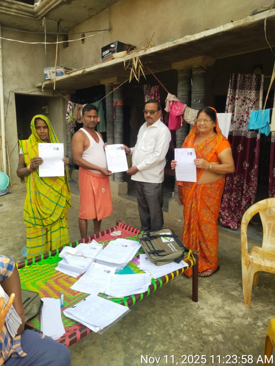बीएलओ द्वारा मतदाताओं के घर जाकर गणना प्रपत्र किया वितरित