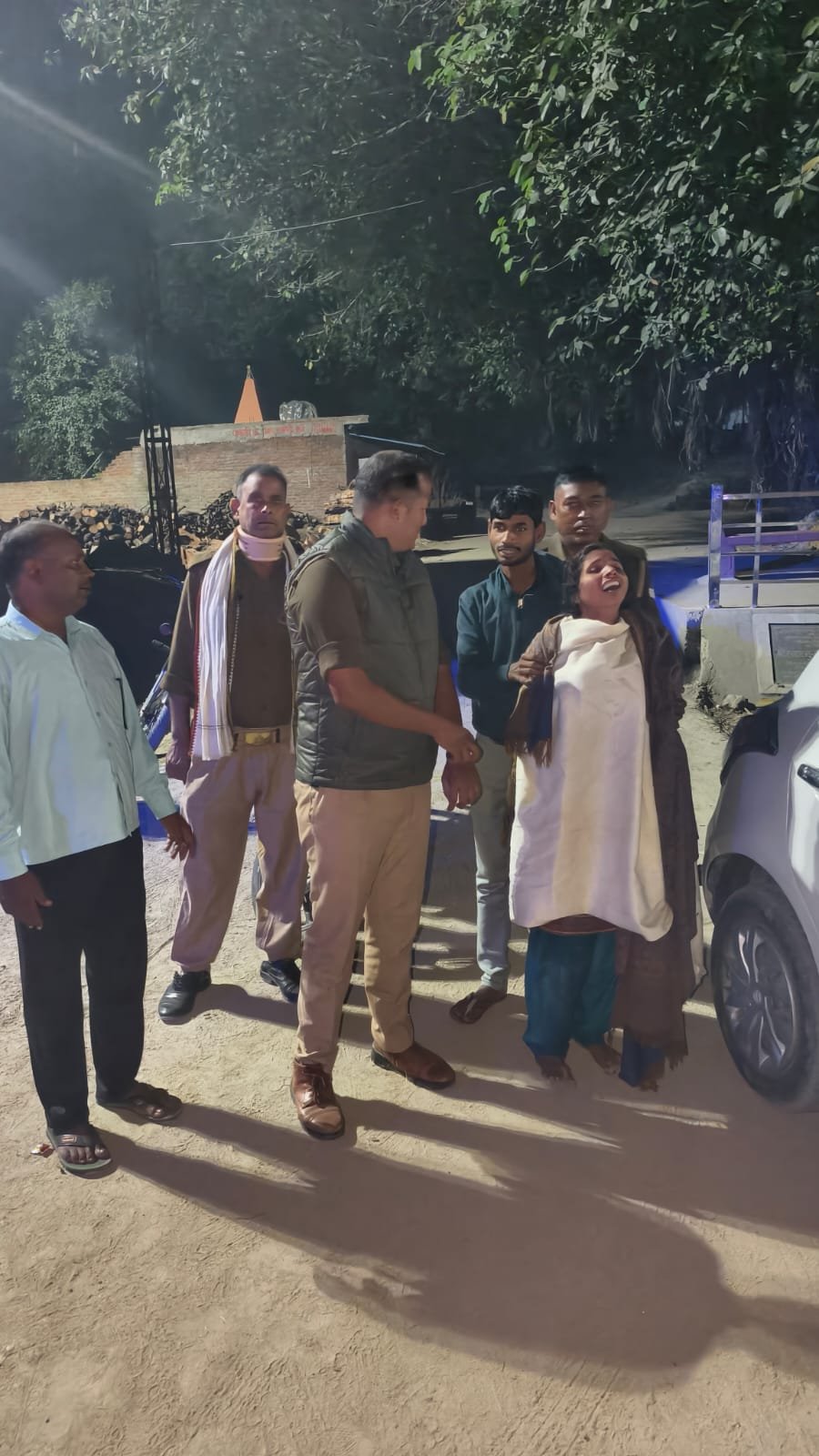 टांडा पुलिस कर्मियों के मदद से महिला की बची जान