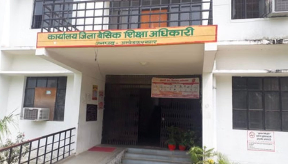 छात्रों से लकड़ी रखवाने के मामले में प्रधानाचार्य निलंबित 