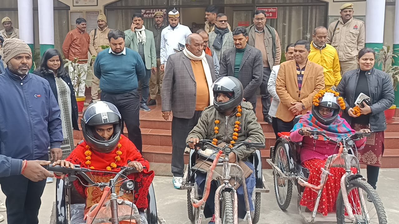 10 मोटराइज्ड ट्राईसाइकिल पाकर दिव्यांग जनों खिलें चेहरे 