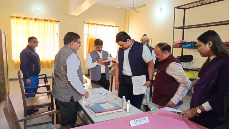 तहसील अकबरपुर के विभिन्न कार्यालयों का जिलाधिकारी ने किया गहन निरीक्षण