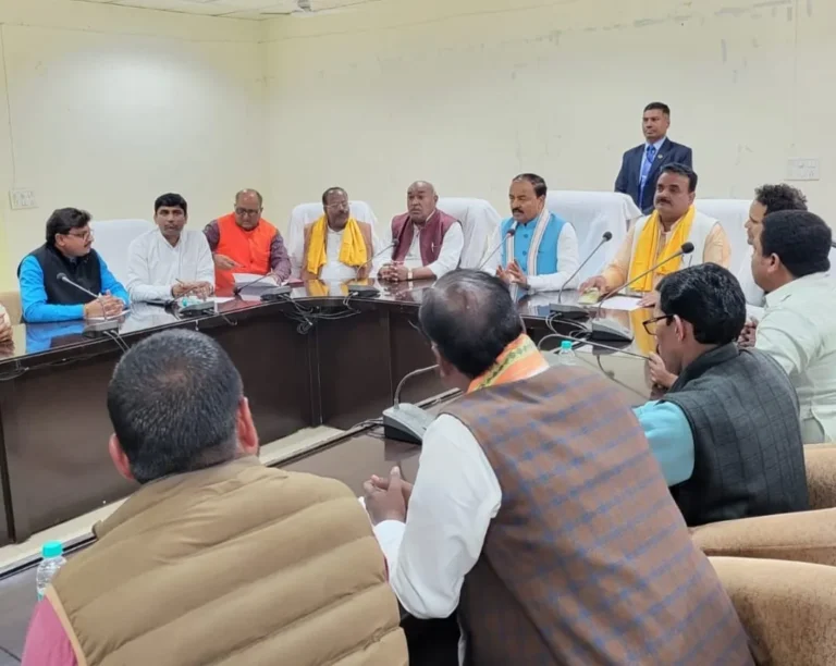 कार्यकर्ताओं की बात को अधिकारी गंभीरता से सुनें समस्याओं का समाधान करें – केशव प्रसाद मौर्य उपमुख्यमंत्री