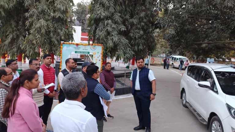 तहसील टांडा के विभिन्न पटलों व अनुभागों का जिलाधिकारी ने किया निरीक्षण