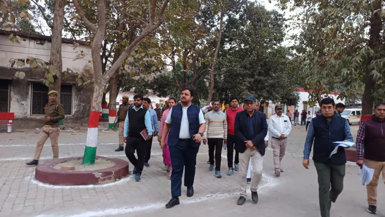 विकासखंड टांडा का डीएम ने किया निरीक्षण, योजनाओं के प्रगति की समीक्षा