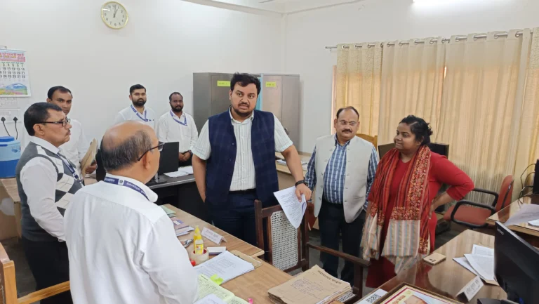 जिलाधिकारी ने विभिन्न अनुभागों एवं पटलों का किया औचक निरीक्षण
