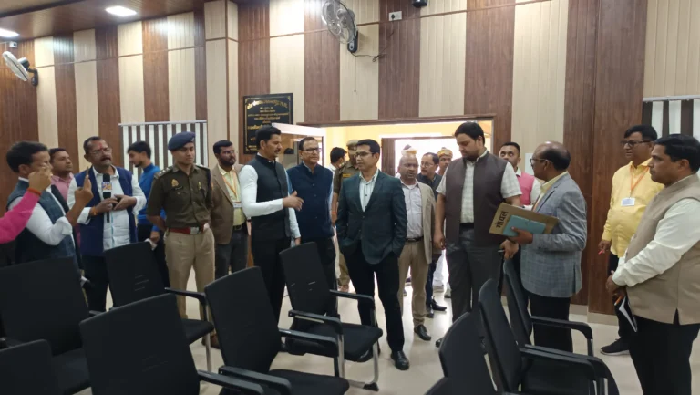 मंडलायुक्त द्वारा कलेक्ट्रेट, तहसील एवं विकासखंड अकबरपुर का किया गया निरीक्षण