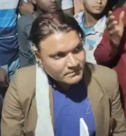 फर्जी ड्रग इंस्पेक्टर को स्थानीय लोगों ने पकड़ कर पुलिस को सौंपा