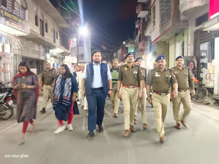 डीएम एसपी ने जनपद मुख्यालय पर पुलिस बल के साथ किया फ्लैग मार्च
