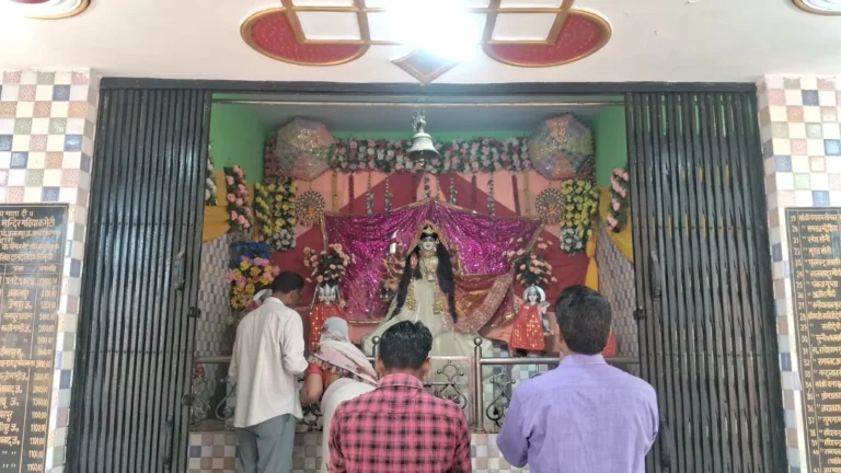 आस्था का सैलाब: नवरात्रि पर मंदिरों में भक्तों का लगा तांता