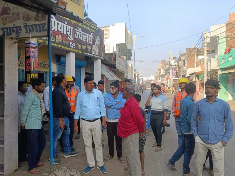 कटिया लगाकर बिजली चोरी करते हुए चार लोगों पर मुकदमा दर्ज