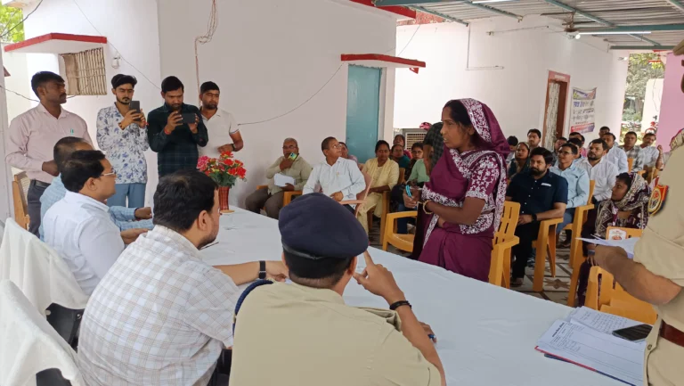 डीएम व एसपी ने थाना समाधान दिवस पर अकबरपुर थाने में सुनी जन समस्याएं