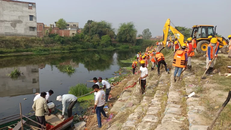 गंगा स्वच्छता पखवाड़ा के अंतर्गत तमसा नदी में व्यापक स्वच्छता कार्यक्रम का हुआ आयोजन