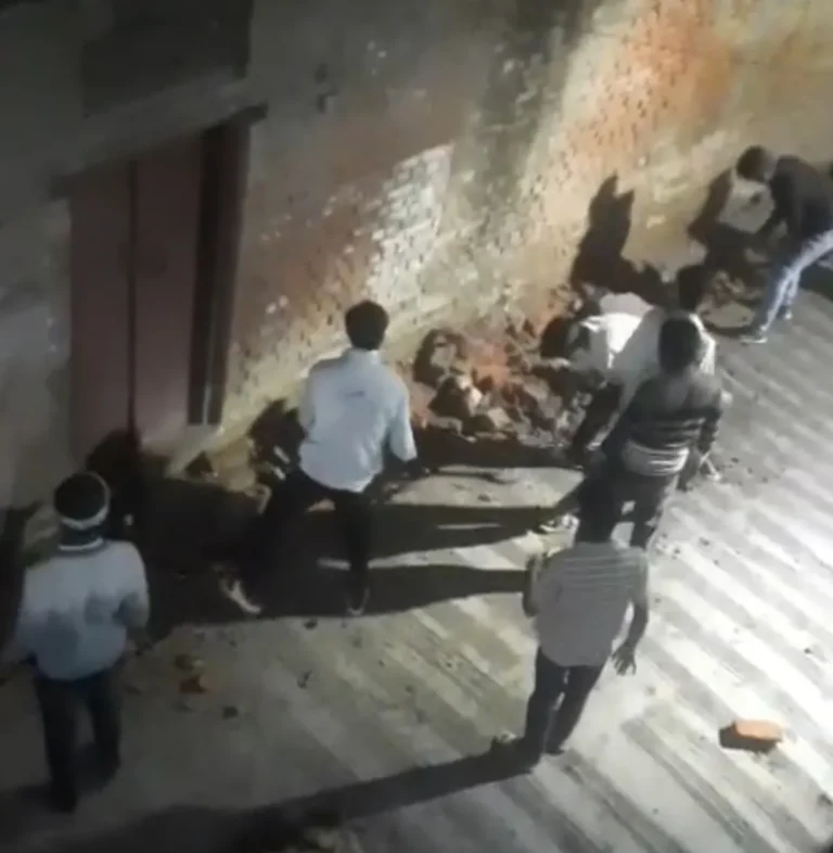 कानून को चुनौती देते दबंग,तोडी़ नवनिर्मित नाली