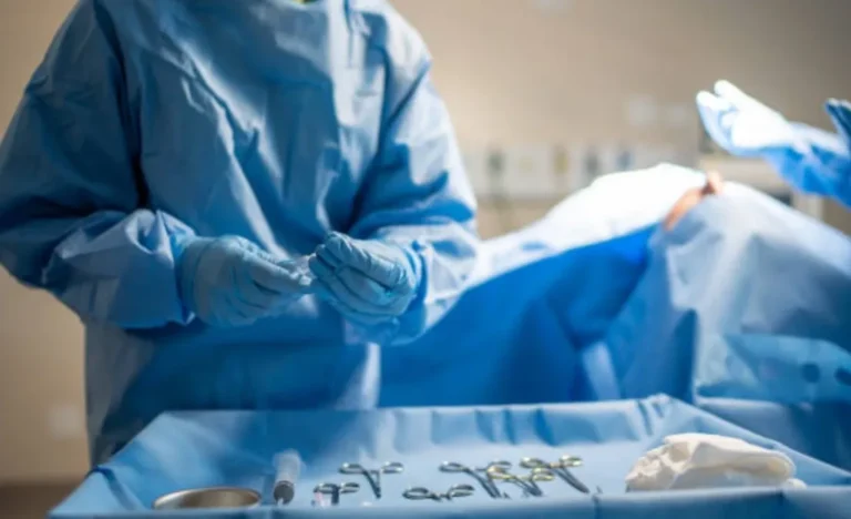 मलाशय में फंसी प्लास्टिक बोतल, युवक की हुई सर्जरी