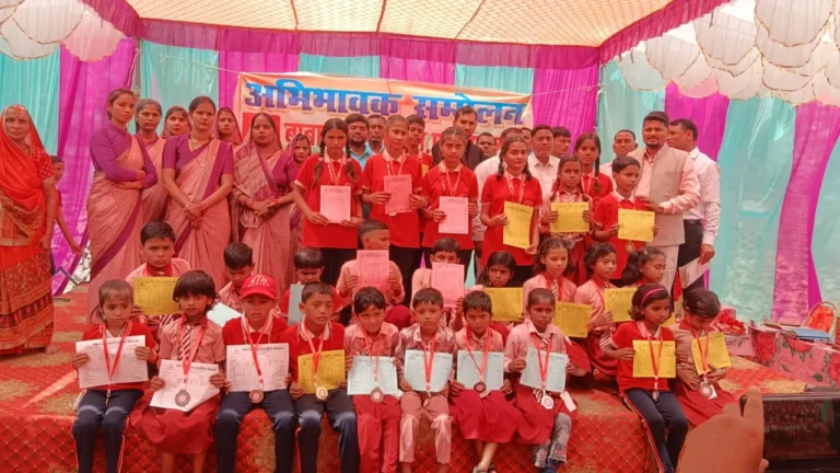 बाबा बद्रीनाथ आदर्श उच्चतर प्राथमिक विद्यालय में अंकपत्र वितरण अभिभावक सम्मान समारोह