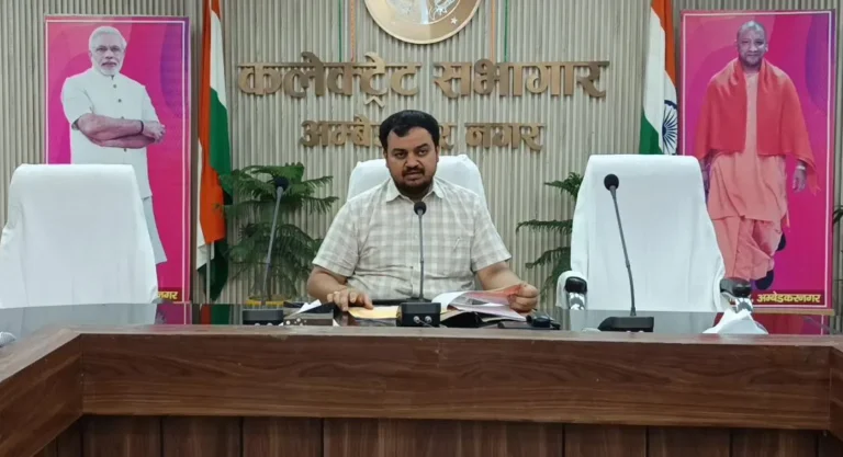 प्रेस क्लब के जीर्णोद्धार एवं विस्तारीकरण हेतु जिलाधिकारी ने की प्रेस वार्ता