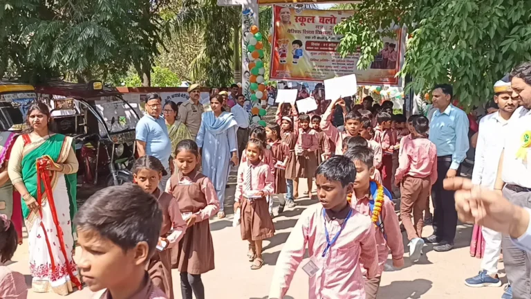 छूटे हुए बच्चों का शत-प्रतिशत नामांकन कराना सुनिश्चित करें: जिलाधिकारी अनुपम शुक्ला