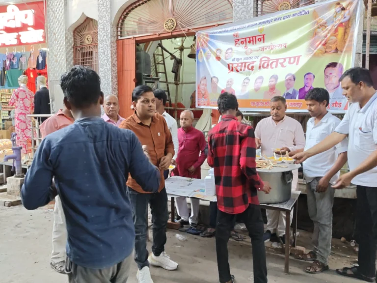 हनुमान जन्मोत्सव पर व्यापार मंडल ने बांटा प्रसाद