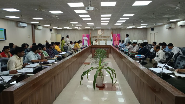 एसएसजी खातों के लंबित आवेदनों का शीघ्र निस्तारण के निर्देश – जिलाधिकारी