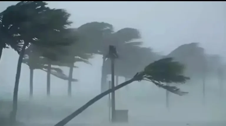 भारी बारिश और आंधी की चेतावनी