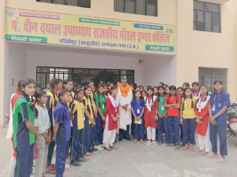 सेवानिवृत्त शिक्षक को माल्यार्पण व अंगवस्त्र से की विदाई