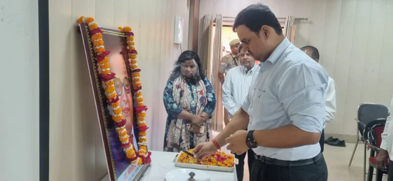 डॉ.अंबेडकर समानता, न्याय एवं शिक्षा के मूल्यों को स्थापित करने की प्रेरणा देते हैं- जिलाधिकारी