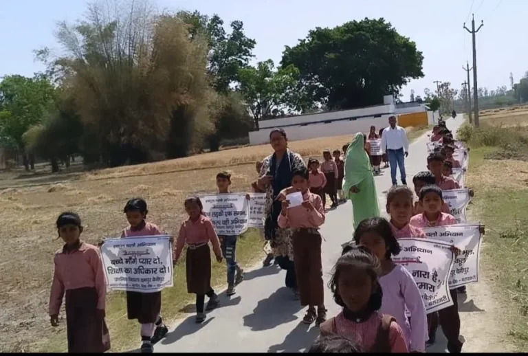 छात्र-छात्राओं द्वारा निकाली गई जागरूकता रैली
