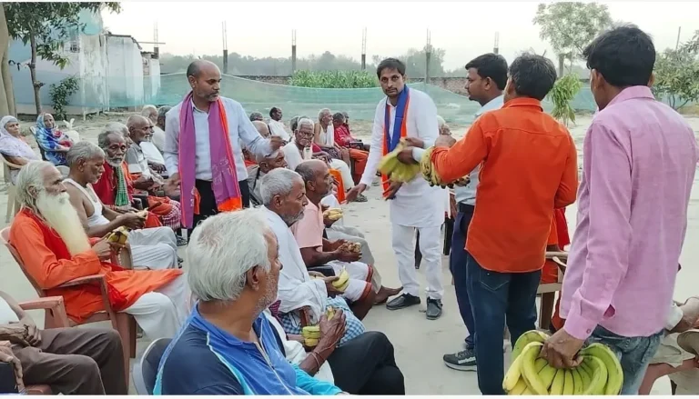 अनुप्रिया के जन्मदिवस पर वृद्धा आश्रम में कार्यकर्ताओं ने फल किया वितरण