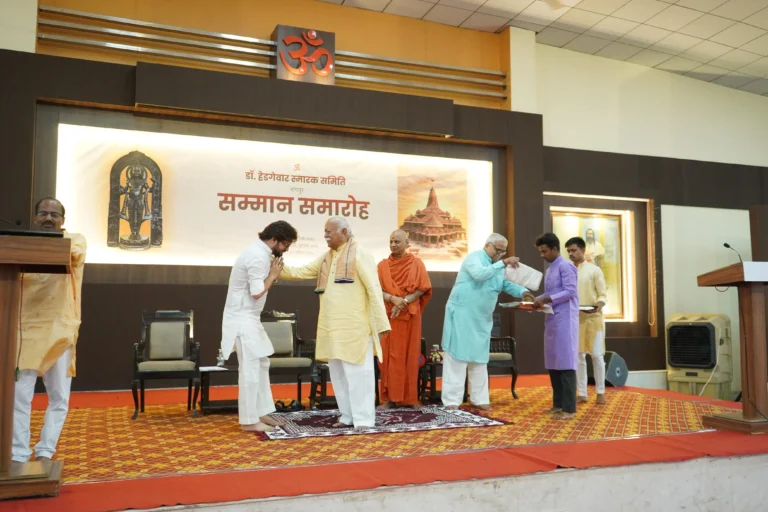 प्रभु श्रीराम लला के वस्त्र बनाने वाले मोहन भागवत ने किया सम्मानित