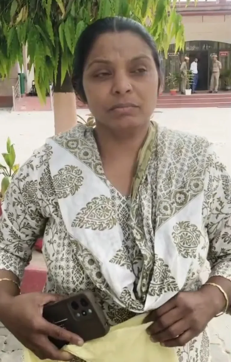 मृत्यु प्रमाण पत्र जारी: महिला ने लगाया मारपीट का आरोप