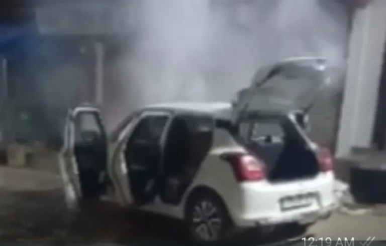 शहजादपुर गांधी चौक के पास चलती कार में लगी आग