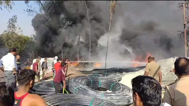 प्लास्टिक पाइप गोदाम में लगी भीषड़ आग, फायर ब्रिगेड कर्मियों ने आग पर पाया काबू