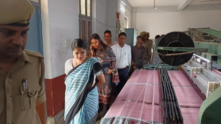 जिलाधिकारी ने सामान्य सुविधा केंद्र व टैक्सटाइल एसोसिएशन टांडा का किया निरीक्षण
