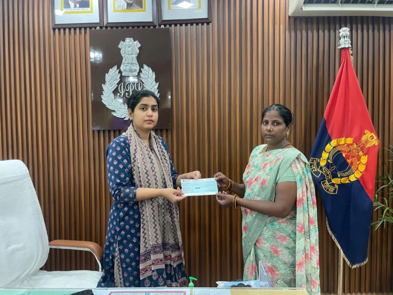 पुलिस अधीक्षक सुश्री प्राची सिंह ने दिवंगत पुलिस कर्मचारियों के परिजनों को सौंपा चेक