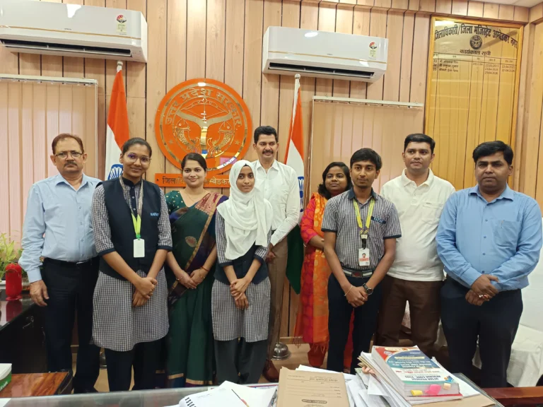 मेधावी विद्यार्थियों से मिलीं जिलाधिकारी ईशा प्रिया, सफलता हेतु किया प्रेरित