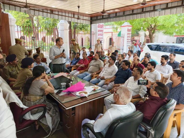 देश की अर्थव्यवस्था को गति देने हेतु जिलाधिकारी ने सर्राफा व्यापारियों के साथ की बैठक