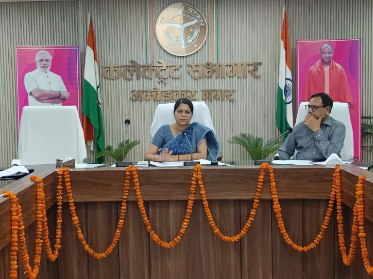 जिलाधिकारी ने सभी पात्र लाभार्थियों के आयुष्मान कार्ड बनाने के दिए निर्देश
