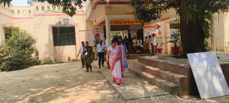 जिलाधिकारी ने लेखपाल भर्ती परीक्षा केंद्रों का किया औचक निरीक्षण