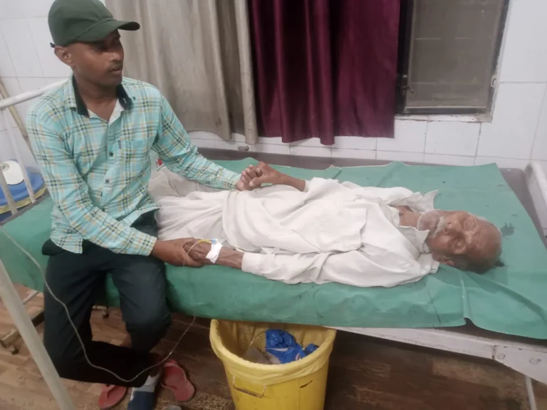 भीषण गर्मी में बेहोश गिरे बुजुर्ग की भाजपा नेता ने बचाई जान