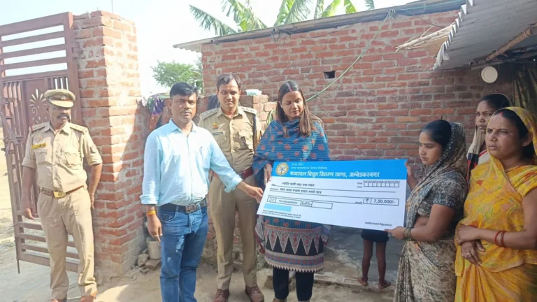 विद्युत दुर्घटना में दिवंगत कर्मी के आश्रित परिवार को प्रदान की गई ₹7.50 लाख सहायता धनराशि