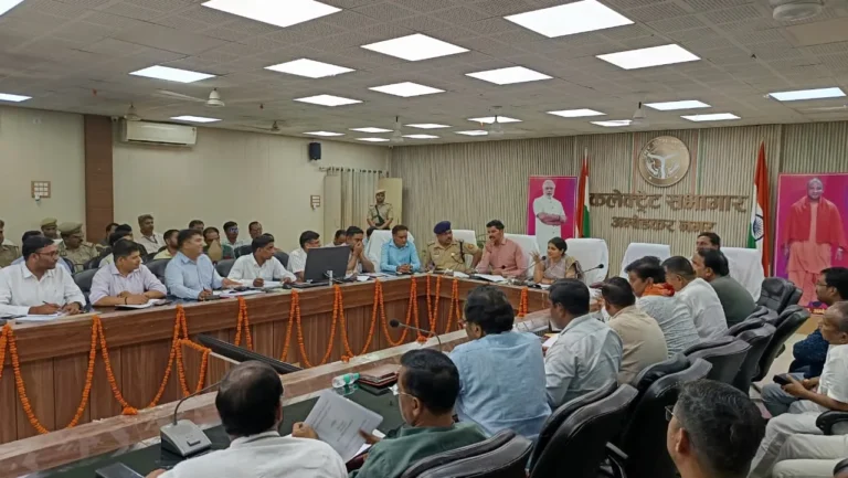 जिलाधिकारी ने श्रीमती ईशा प्रिया ने संबंधित अधिकारियों को योजनाओं से अधिकाधिक लाभार्थियों को लाभान्वित करने के निर्देश दिए